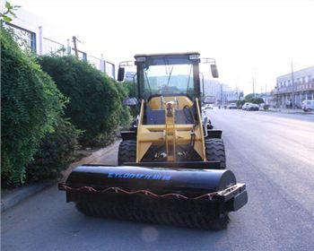 無塵清掃機廠家：億龍教你選購好的掃路車！